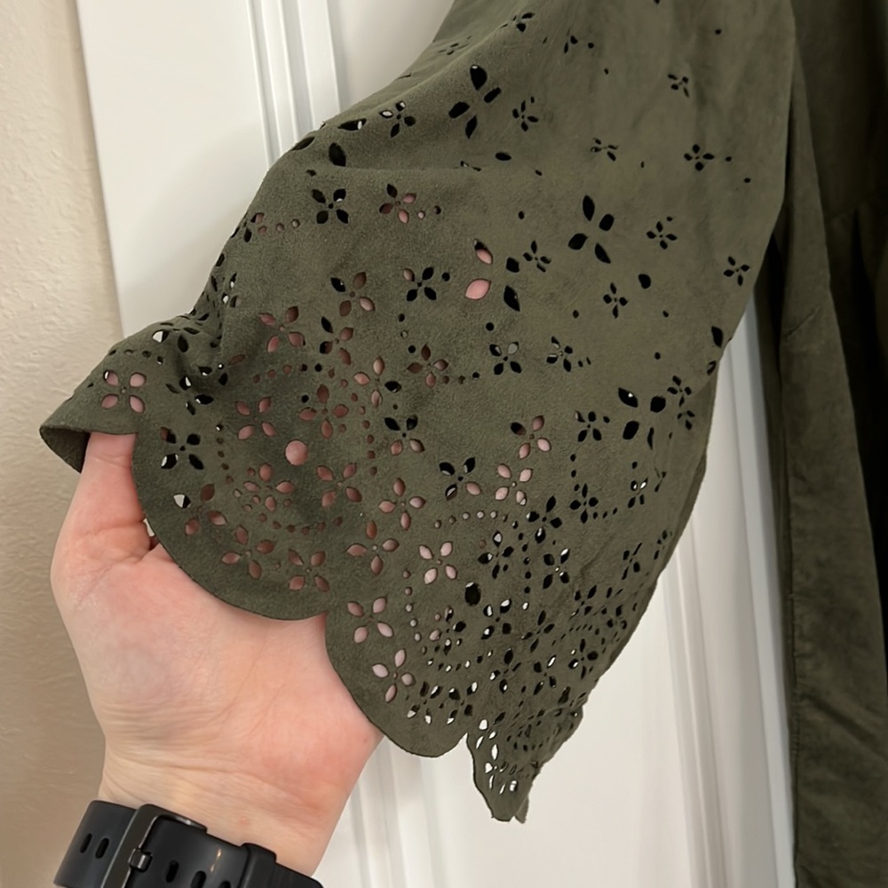 NAÏF Plus Size 3XL 3/4 Sleeve Army Green Floral Punched Faux Suade Blouse - Picture 5 of 11